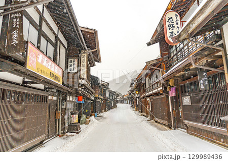 奈良井宿　冬の雪降る宿場町 129989436