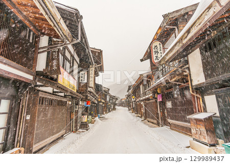 奈良井宿　冬の雪降る宿場町 129989437