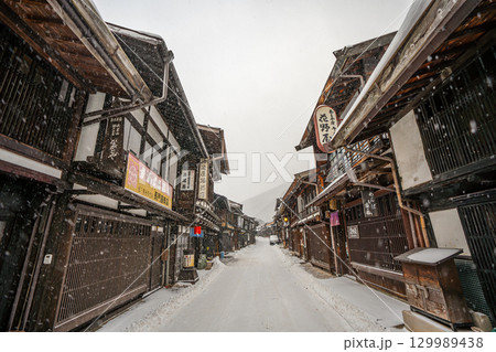 奈良井宿　冬の雪降る宿場町 129989438