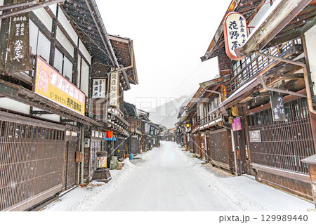 奈良井宿　冬の雪降る宿場町 129989440