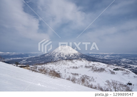 ニセコビレッジスキーリゾートから羊蹄山を望む ニセコビレッジスキーリゾートから羊蹄山を望む 129989547