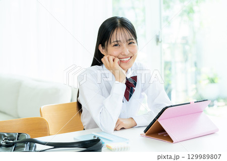 タブレットで勉強する女子高生 タブレットで勉強する女子高生 129989807