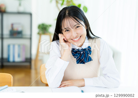 自宅で勉強をする女子高生 自宅で勉強をする女子高生 129990002