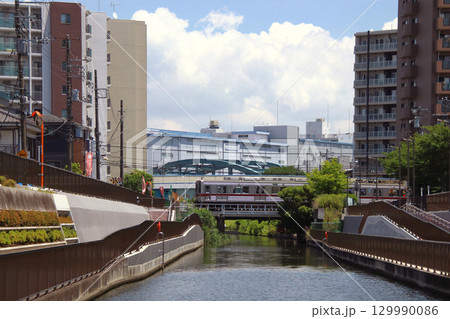北十間川を渡る東武亀戸線10050系電車（東京都江東区） 129990086