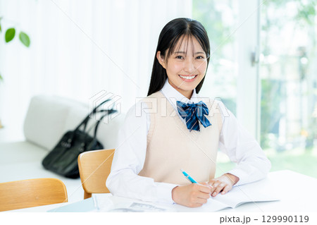 自宅で勉強をする女子高生 129990119