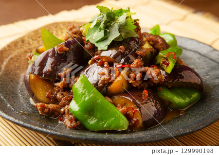 茄子とピーマンの肉味噌炒め 129990198