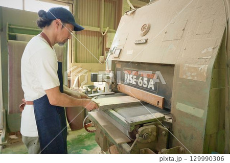 木工所で研磨作業を行うシニア職人 129990306