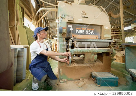 木工所で研磨作業を行うシニア職人 129990308