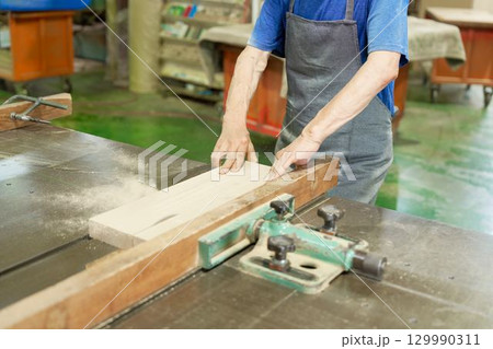 シニア職人による木材裁断の作業風景 129990311