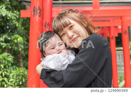 【お母さんとお宮参りの赤ちゃんと赤い鳥居】 129990369