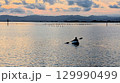 浜名湖でカヌーをする人 129990499
