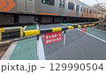 踏切を通過する電車 129990504