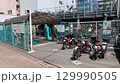 ゲート式の駐輪場のある風景 129990505