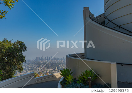 アメリカ　グリフィス天文台から望むロサンゼルスのダウンタウンの街並み 129990576