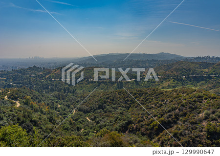 アメリカ　グリフィス天文台から望むロサンゼルスのハリウッドの風景 129990647