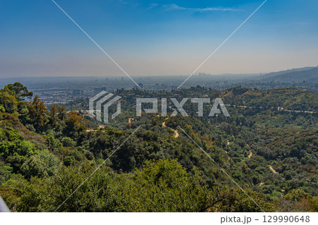 アメリカ　グリフィス天文台から望むロサンゼルスのハリウッドの風景 129990648
