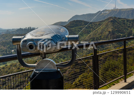 アメリカ　グリフィス天文台から望むロサンゼルスのハリウッドの風景 129990651