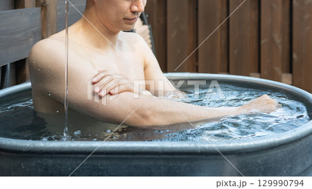 温泉に入る男性 温泉に入る男性 129990794