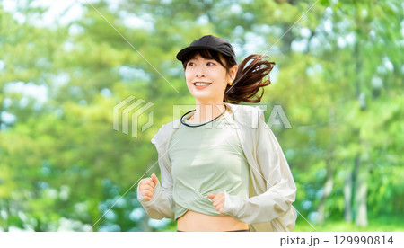 スポーツの秋・ジョギングをする女性 スポーツの秋・ジョギングをする女性 129990814
