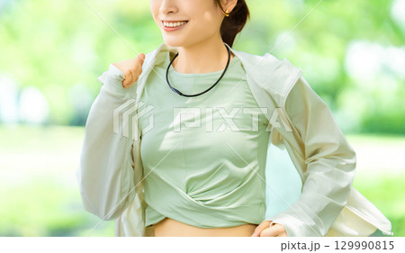 スポーツの秋・ジョギングをする女性 129990815