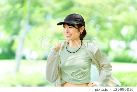 スポーツの秋・ジョギングをする女性 129990816