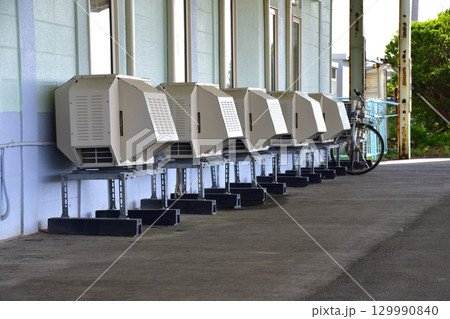 風向調整板を付けたエアコン室外機 129990840