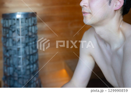 サウナでくつろぐ男性 129990859