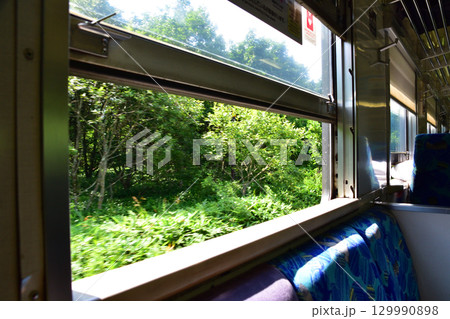 JR北海道、根室本線の厚床駅から浜中駅までの車窓風景 129990898
