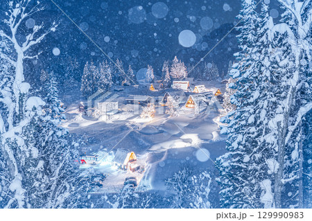 相倉合掌造り　ライトアップ　雪降る冬の五箇山　 129990983