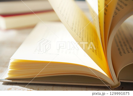 読書の秋・本を開く(イメージ) 読書の秋・本を開く(イメージ) 129991075