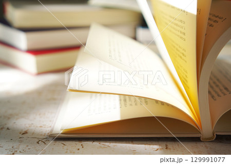 読書の秋・本を開く(イメージ) 読書の秋・本を開く(イメージ) 129991077