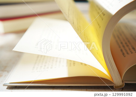 読書の秋・本を開く(イメージ) 読書の秋・本を開く(イメージ) 129991092
