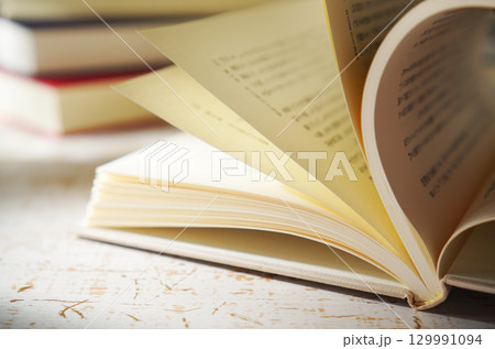 読書の秋・本を開く(イメージ) 読書の秋・本を開く(イメージ) 129991094