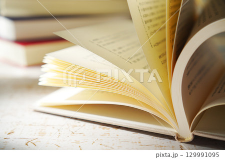 読書の秋・本を開く(イメージ) 読書の秋・本を開く(イメージ) 129991095