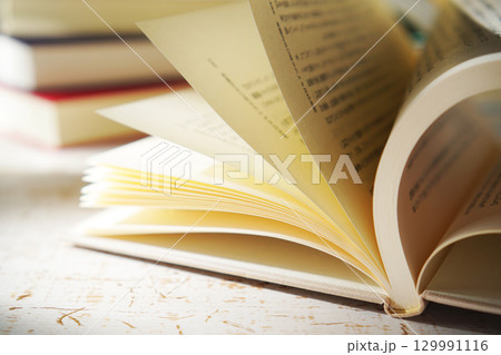 読書の秋・本を開く(イメージ) 129991116