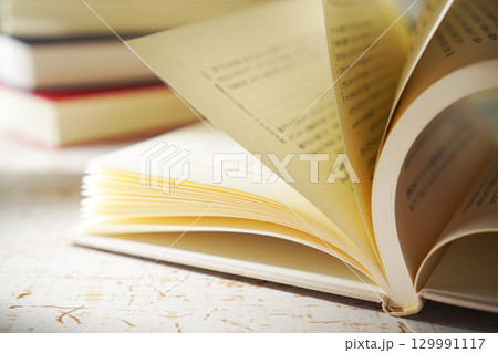 読書の秋・本を開く(イメージ) 129991117