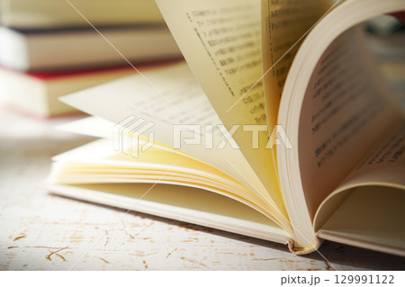 読書の秋・本を開く(イメージ) 読書の秋・本を開く(イメージ) 129991122