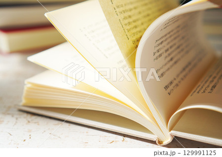 読書の秋・本を開く(イメージ) 129991125