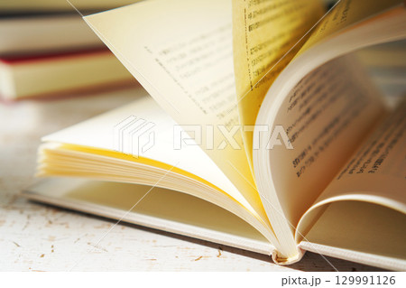 読書の秋・本を開く(イメージ) 129991126