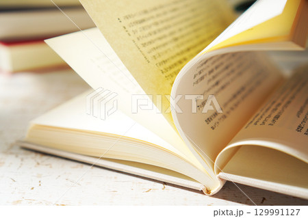 読書の秋・本を開く(イメージ) 読書の秋・本を開く(イメージ) 129991127