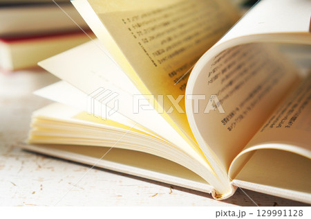 読書の秋・本を開く(イメージ) 読書の秋・本を開く(イメージ) 129991128