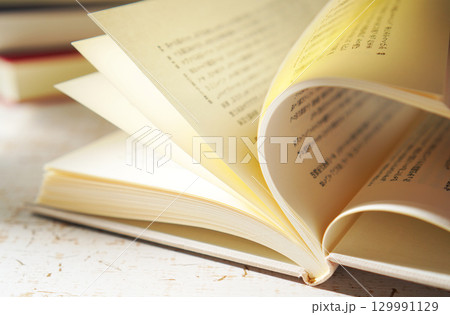 読書の秋・本を開く(イメージ) 129991129