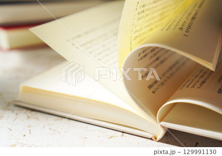 読書の秋・本を開く(イメージ) 読書の秋・本を開く(イメージ) 129991130