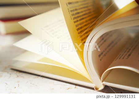 読書の秋・本を開く(イメージ) 129991131