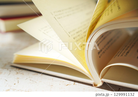 読書の秋・本を開く(イメージ) 読書の秋・本を開く(イメージ) 129991132