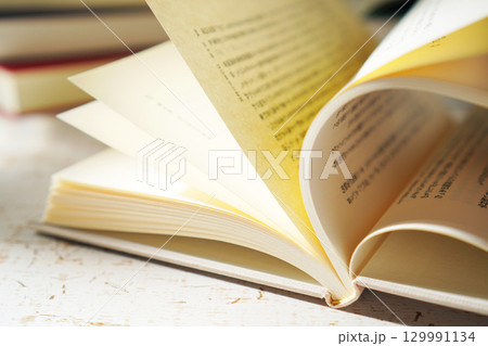 読書の秋・本を開く(イメージ) 129991134