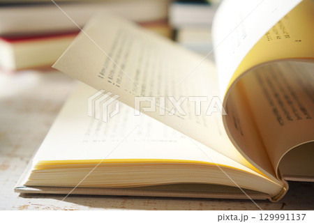 読書の秋・本を開く(イメージ) 129991137