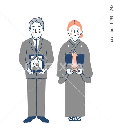 喪主・遺影と位牌を持っている喪服姿の男女 喪主・遺影と位牌を持っている喪服姿の男女 129991248