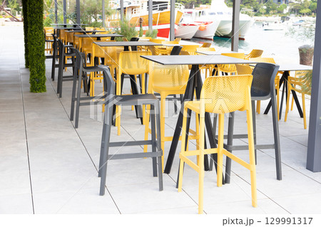 ヨーロッパの夏のシーサイドカフェ ヨーロッパの夏のシーサイドカフェ 129991317