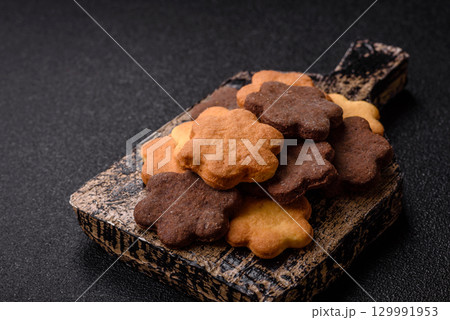 Sweet crispy biscuit with cocoa flavor, baking at home. Biscuit as a dessert 129991953
